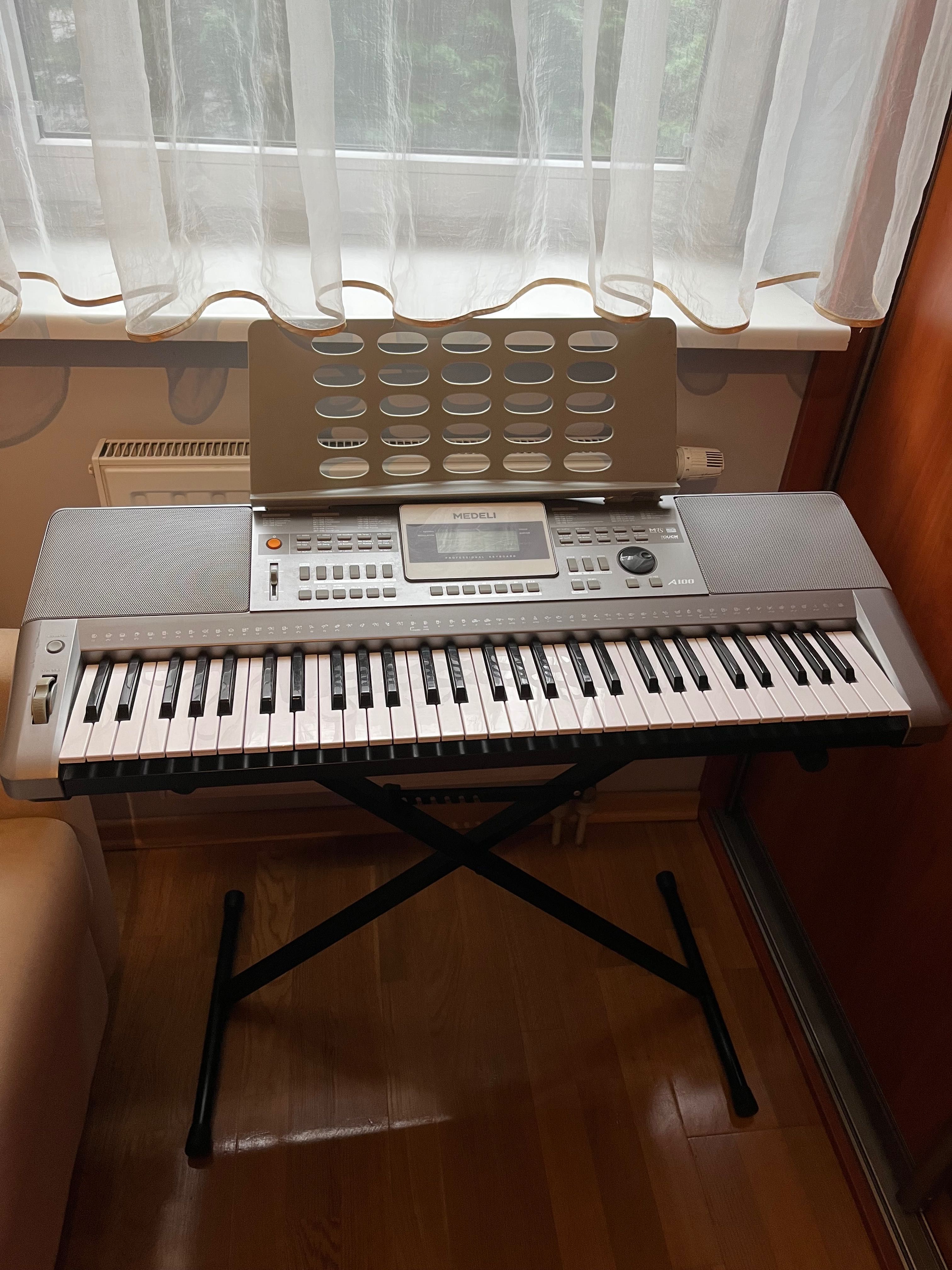 Medeli A100 Keyboard Piano + Stand – Great Condition!