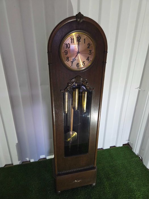 Stylowy zegar Isgus stojący – klimat dawnych lat, wyjątkowy charakter.