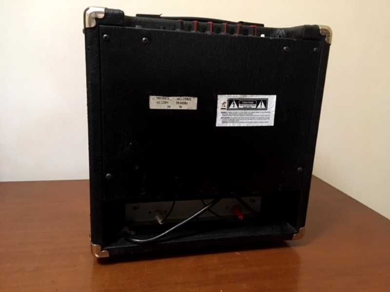 Amplificador de guitarra com reverb de molas analógico