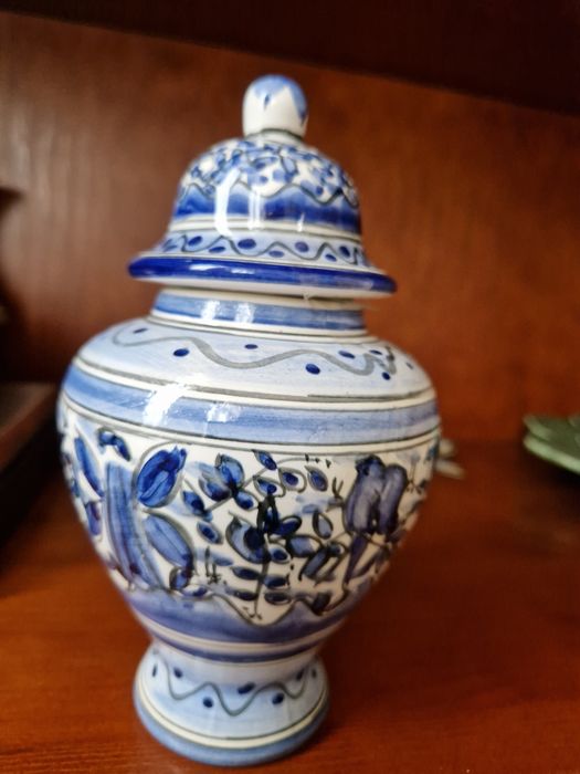 Pote cerâmica azul e branca.pintado à mão.