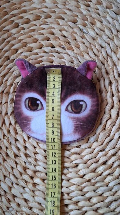 Nowy mały portfelik pluszowy zapinany na suwak kot