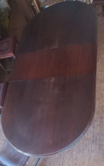 Mesa de sala , com 8 cadeiras algumas danificadas