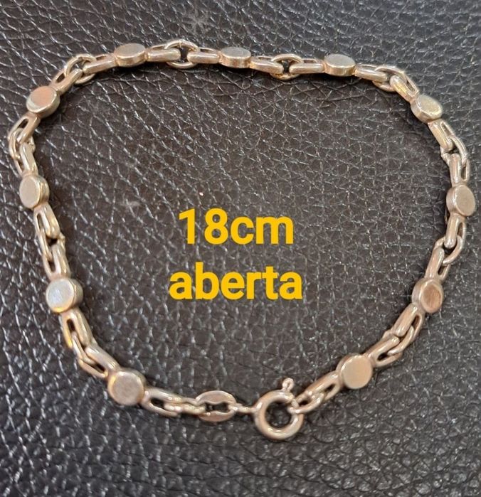 Pulseiras vintage em prata contrastada.