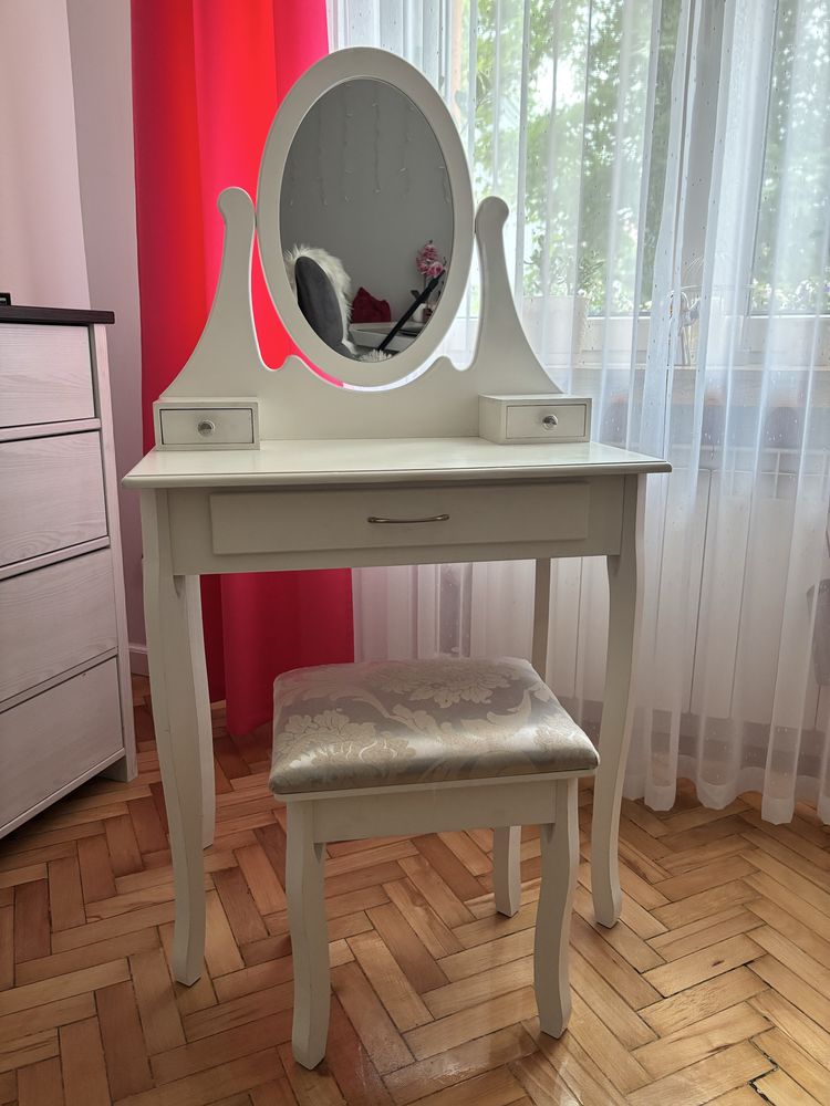 Toaletka w białym kolorze