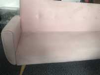 Sofa różowa, mała, ozdoba w pokoju dzieciecym lub gabinecie
