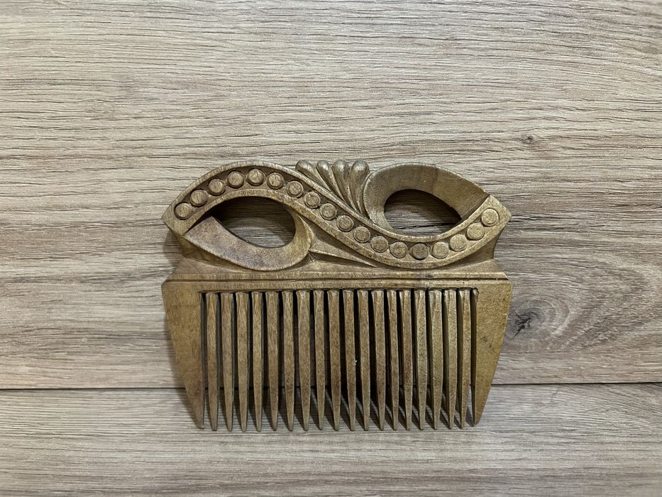 Деревʼяний гребінець ручноі роботи.