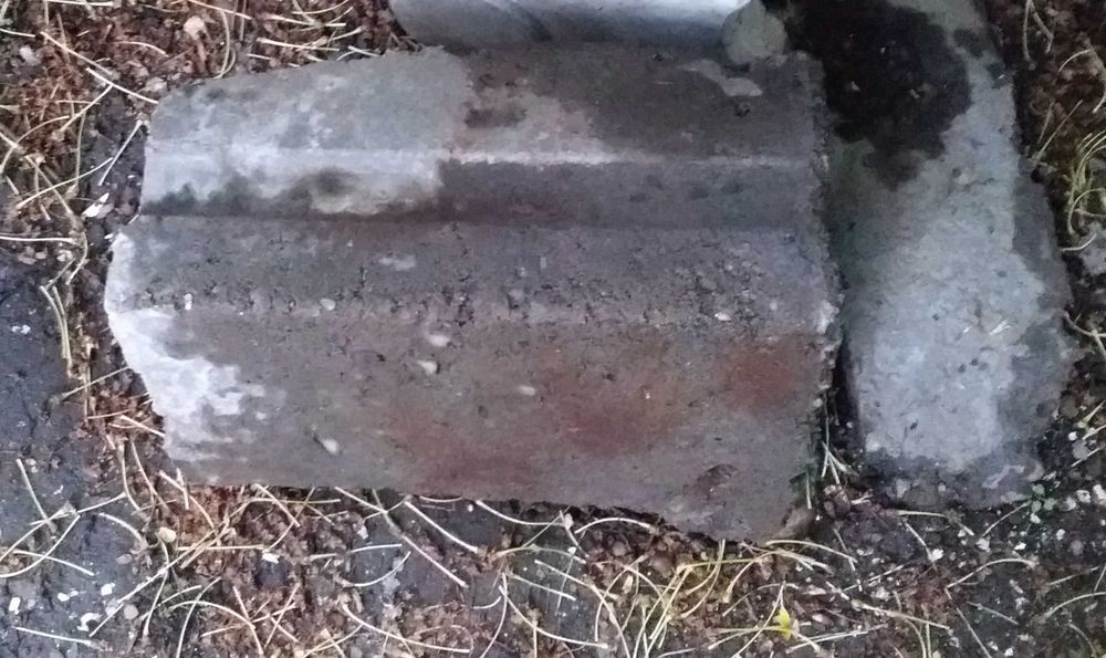 Столбики, бордюры бетонные б/у, куски бетона