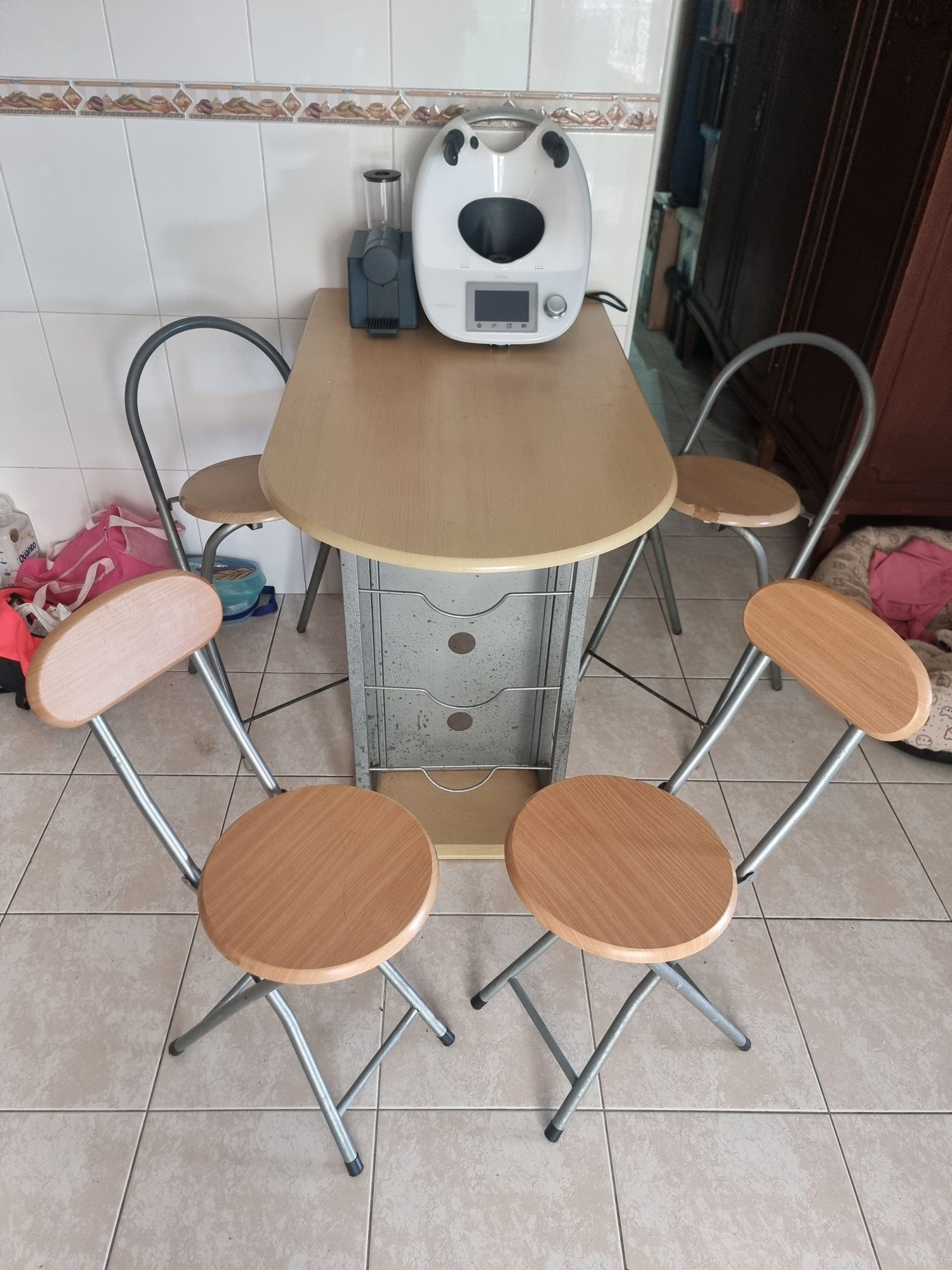 Mesa pequena com 4 cadeiras