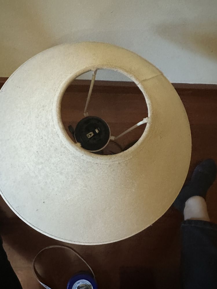 Candeeiro de ferro preto com abajur bege