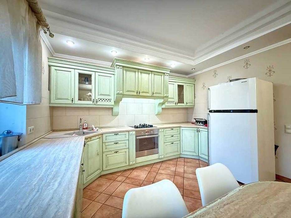 Будинок з ремонтом, гаражем, сауною та басейном. Центральний Парк.