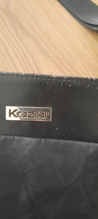 Czarna torebka listonoszka Kazar