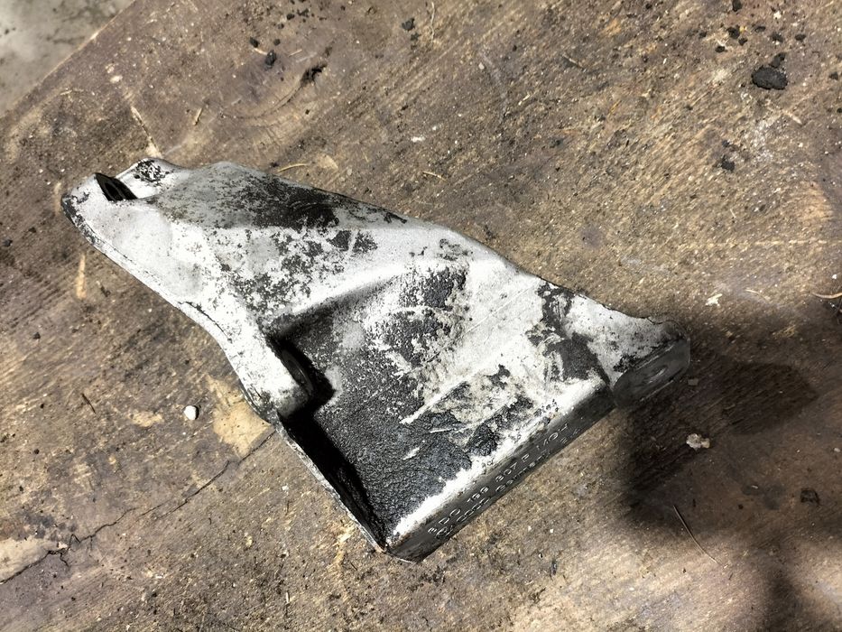 Łapa lewa wspornik mocowanie silnika Audi A4 B5 VW passat