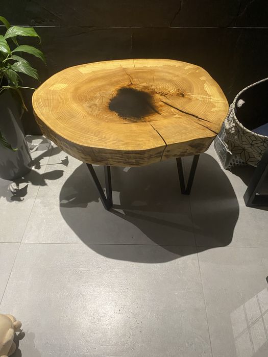 Stolik z dużego plastra jesionu z żywicą loft
