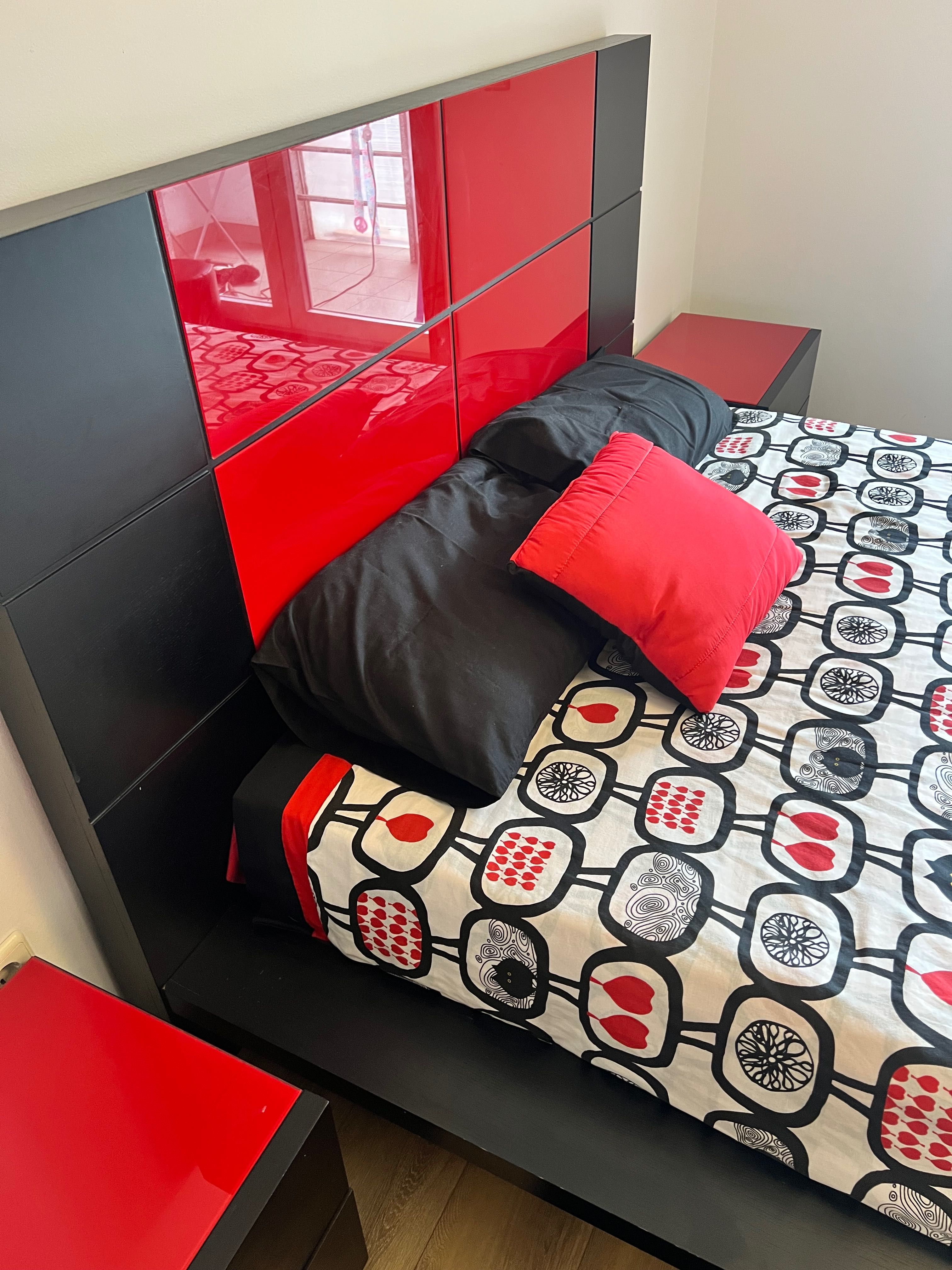 Cama casal c/ estrado + colchão + 2 mesas de cabeceira