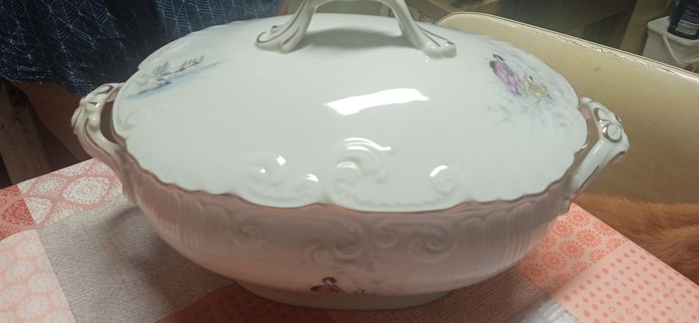 Louça porcelana terrina para a sopa ,vários pratos de sobremesa.