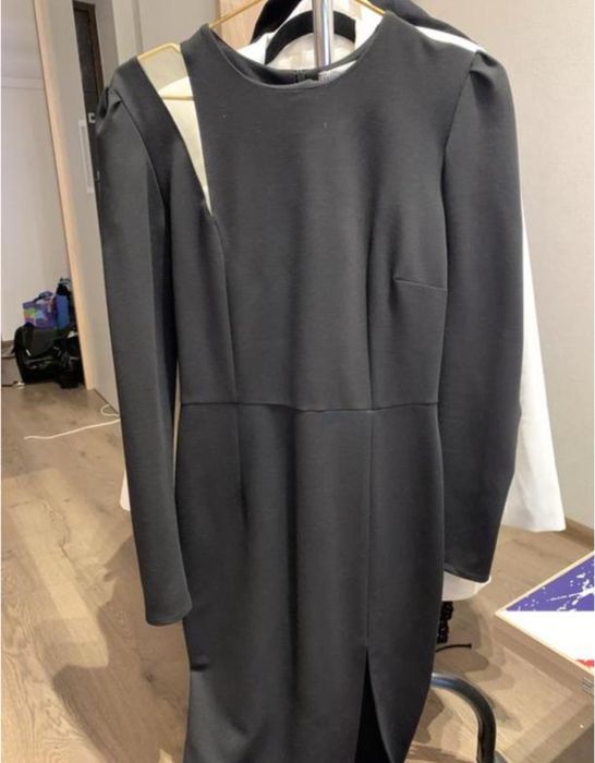 Сукня чорна міді