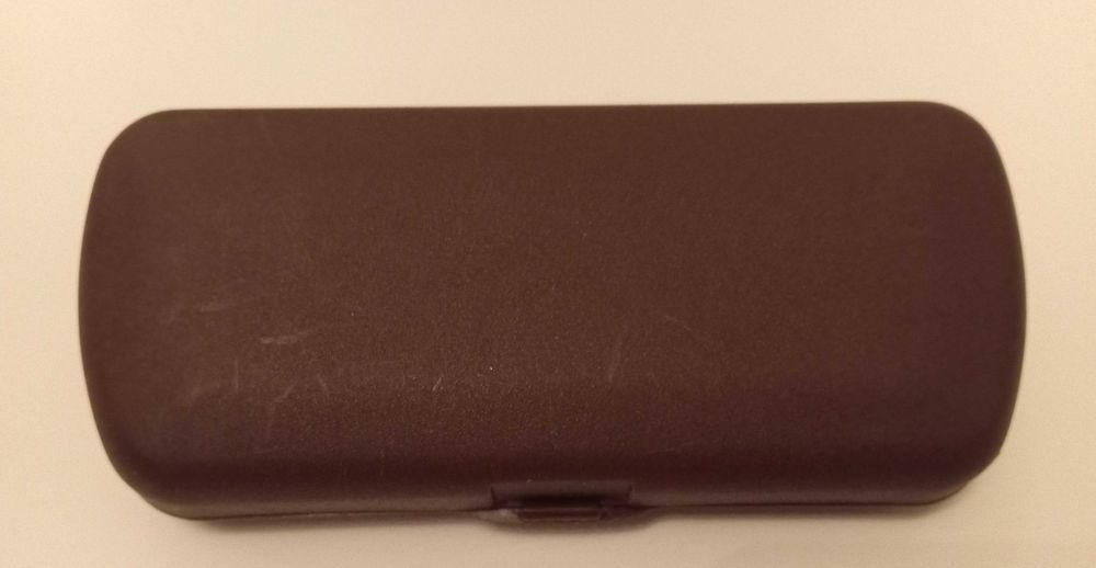 Etui na okulary widoczne na zdjęciu