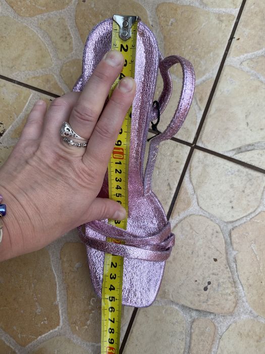 Sandały na stabilnym obcasie. Metaliczny róż