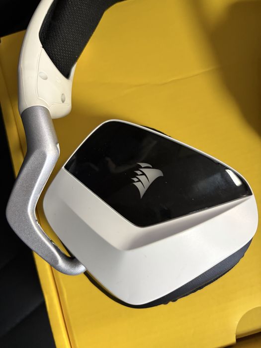 Ігрові бездротові навушники Corsair з підсвідкою