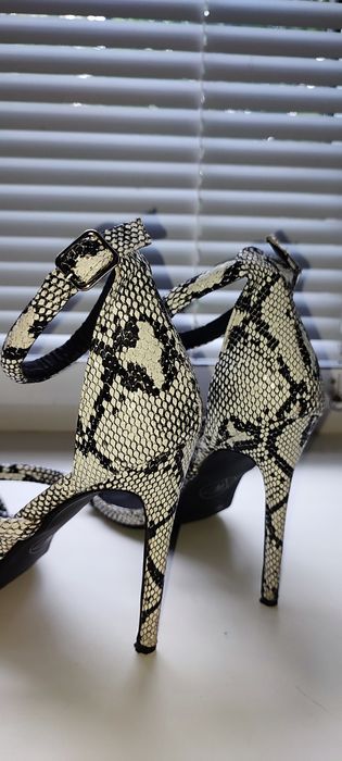 Босоножки змеиный принт