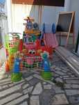Brinquedos variados de jardim