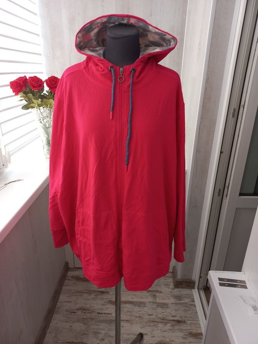 Чудова курточка- толстівка! Розмір 66-70!