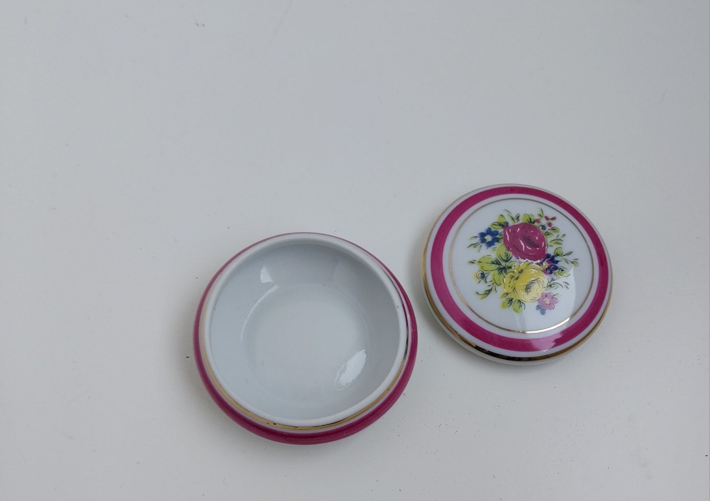 Pequena caixa redonda em porcelana da Artibus Aveiro