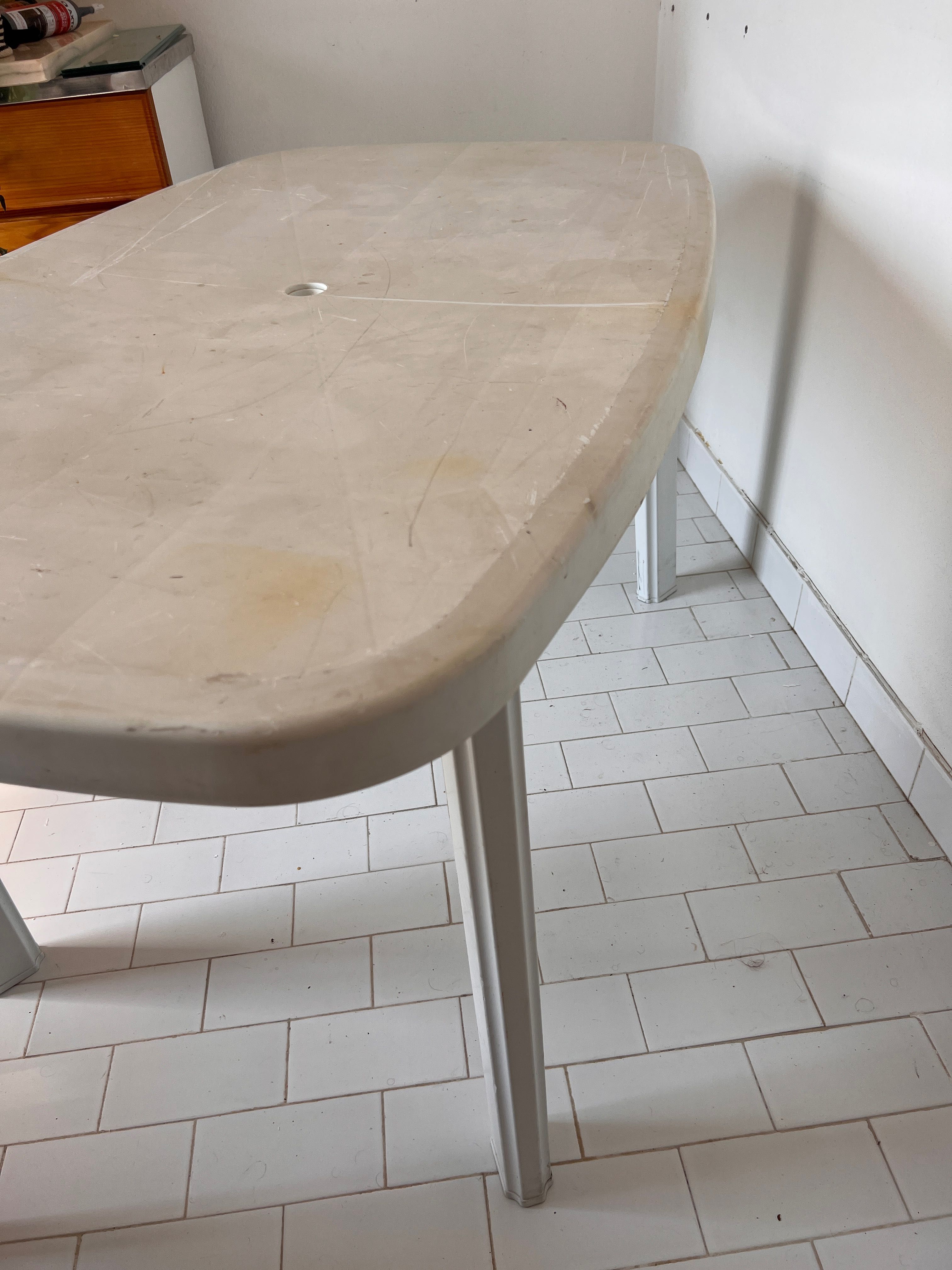 Mesa Plástica Retangular – Excelente para Jardim, Varanda