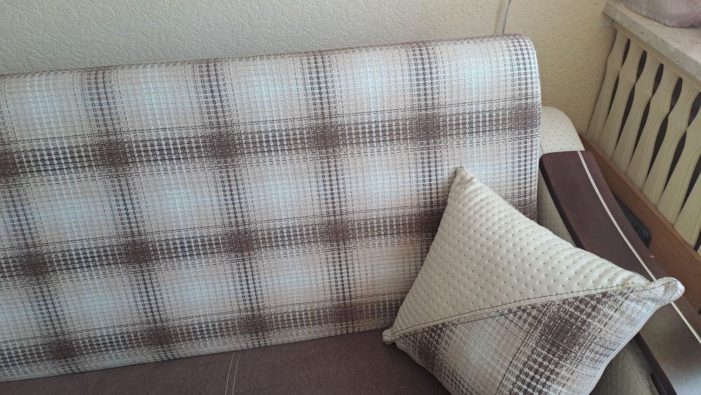 Kanapa rozkładana z pojemnikiem.