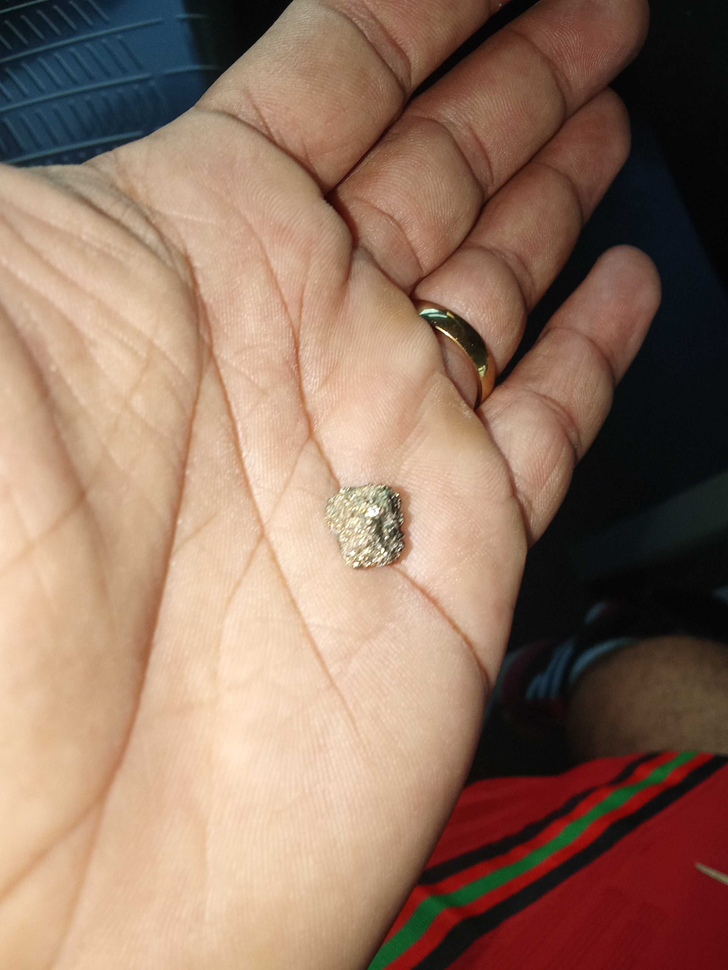 Vendo pedra não sei o certo quanto vale nem que pedra é