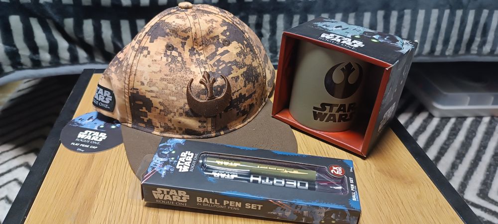 Zestaw merchu star wars rogue one, czapka,kubek, długopisy
