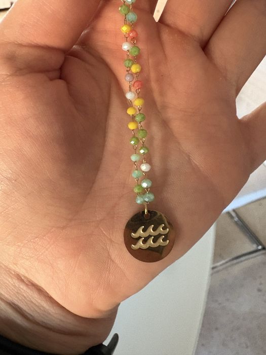 Colar colorido com simbolo