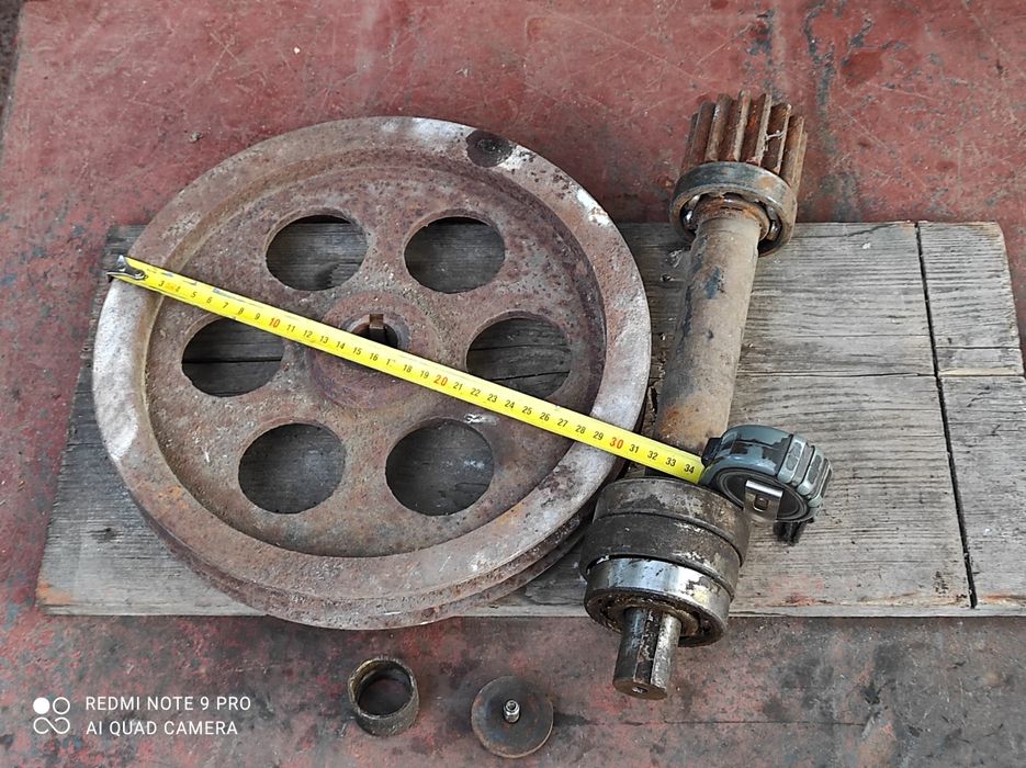 Продам с электродвигателя мощный шкив  с валом.