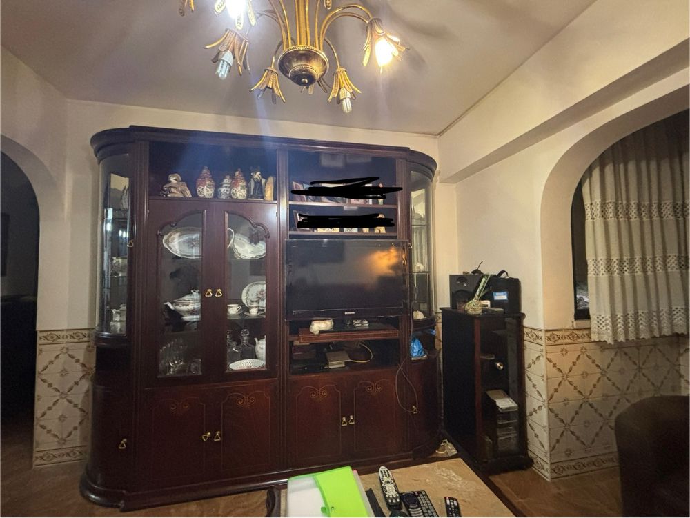 Móvel de Sala em madeira com vitrines, e Torre Lateral