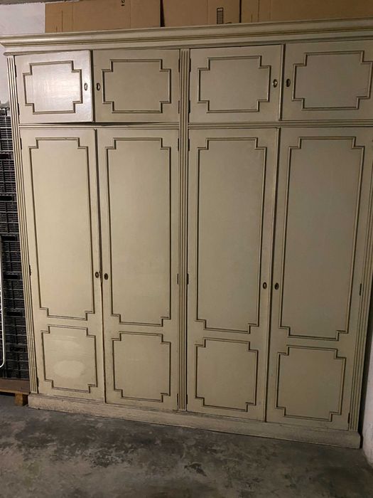 roupeiro em madeira maciça e lacada