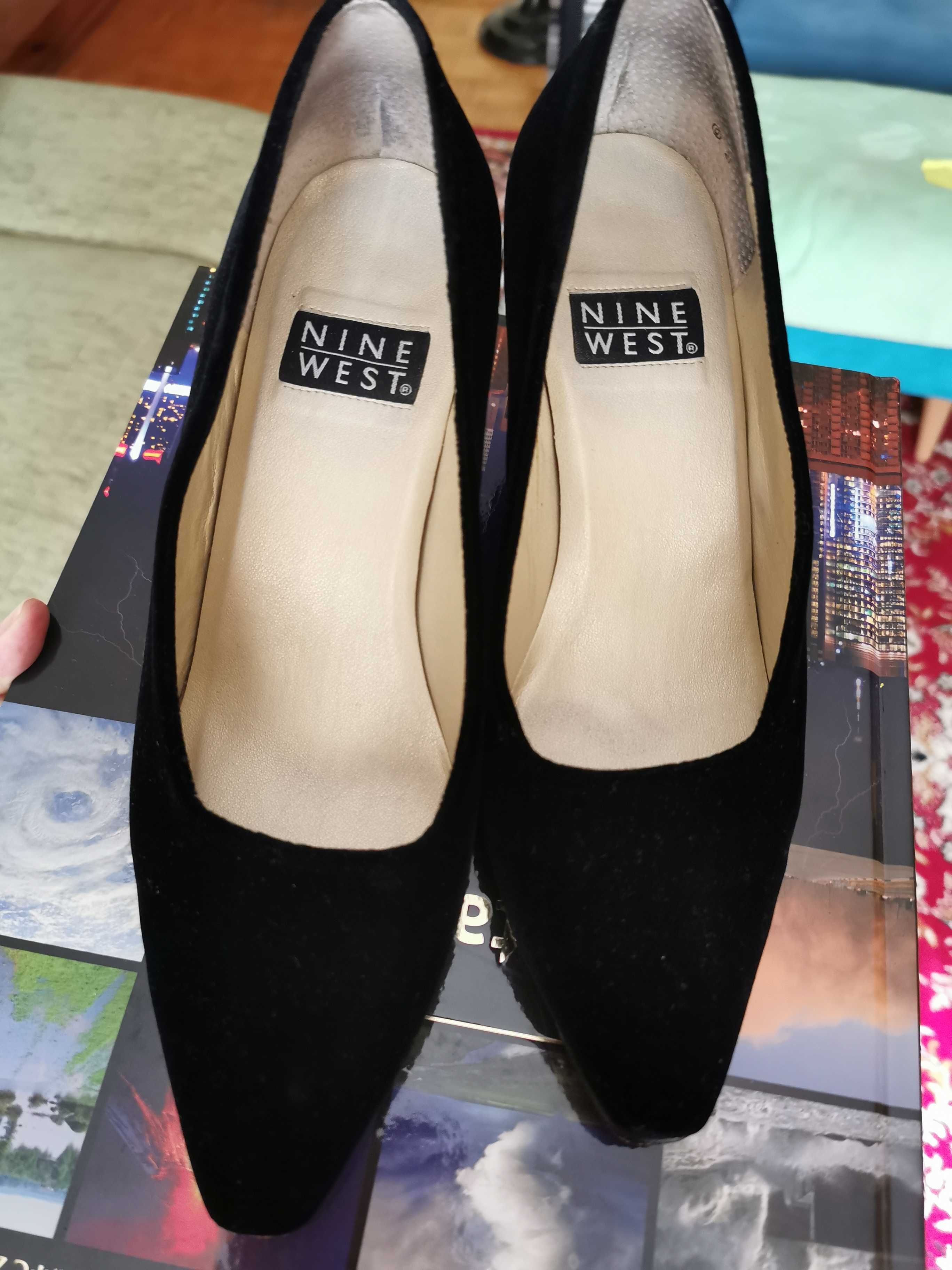 Czółenka czarne, welurkowe Nine West