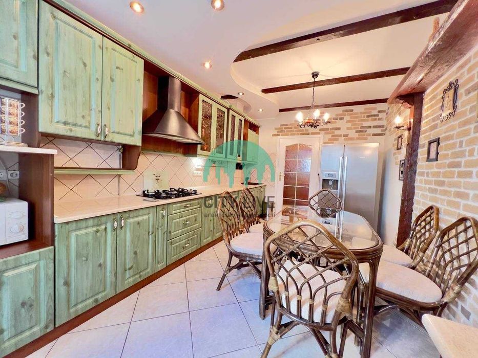 Продаж 3-кім квартири великої площі в Центрі міста (К)