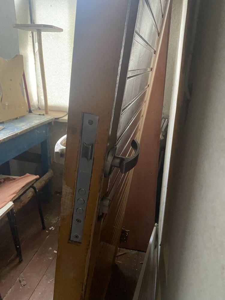 Вхідні двері з дверними ручками та замком