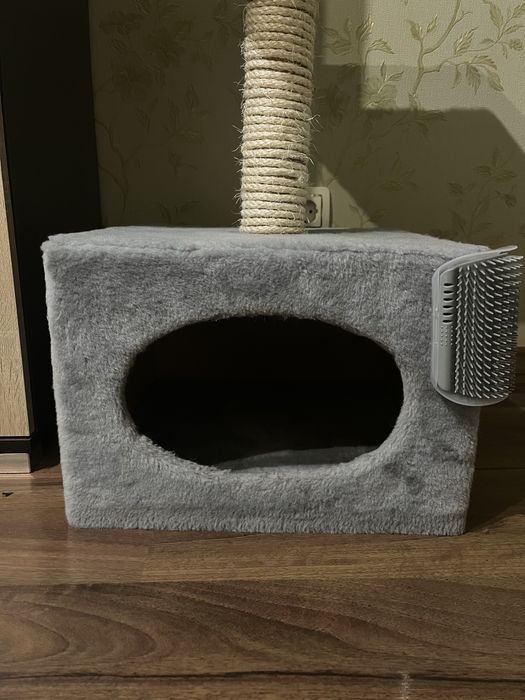 Котячий комплекс з будиночком та кігтеточкою.