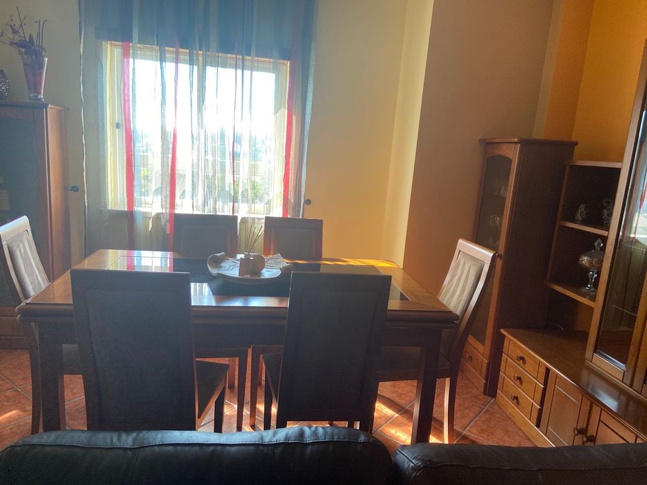 Mesa extensível com cadeiras incluídos