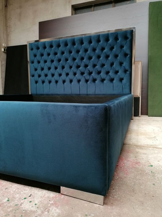 Łóżko tapicerowane pikowane ramka chrom sypialnia Chesterfield
