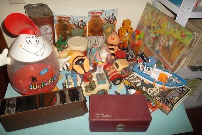 GRANDE LOTE Brinquedos, discos, colecionáveis, tralha antiga