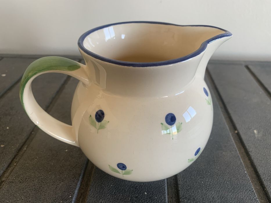 Pequeno bule de leite antigo