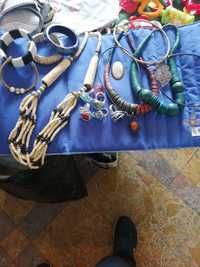 Vários colares, cortiça e outros materiais, anéis e pulseiras ais