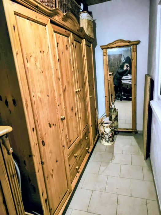 Rustykalny zestaw mebli drewnianych -szafa, komoda i lustro