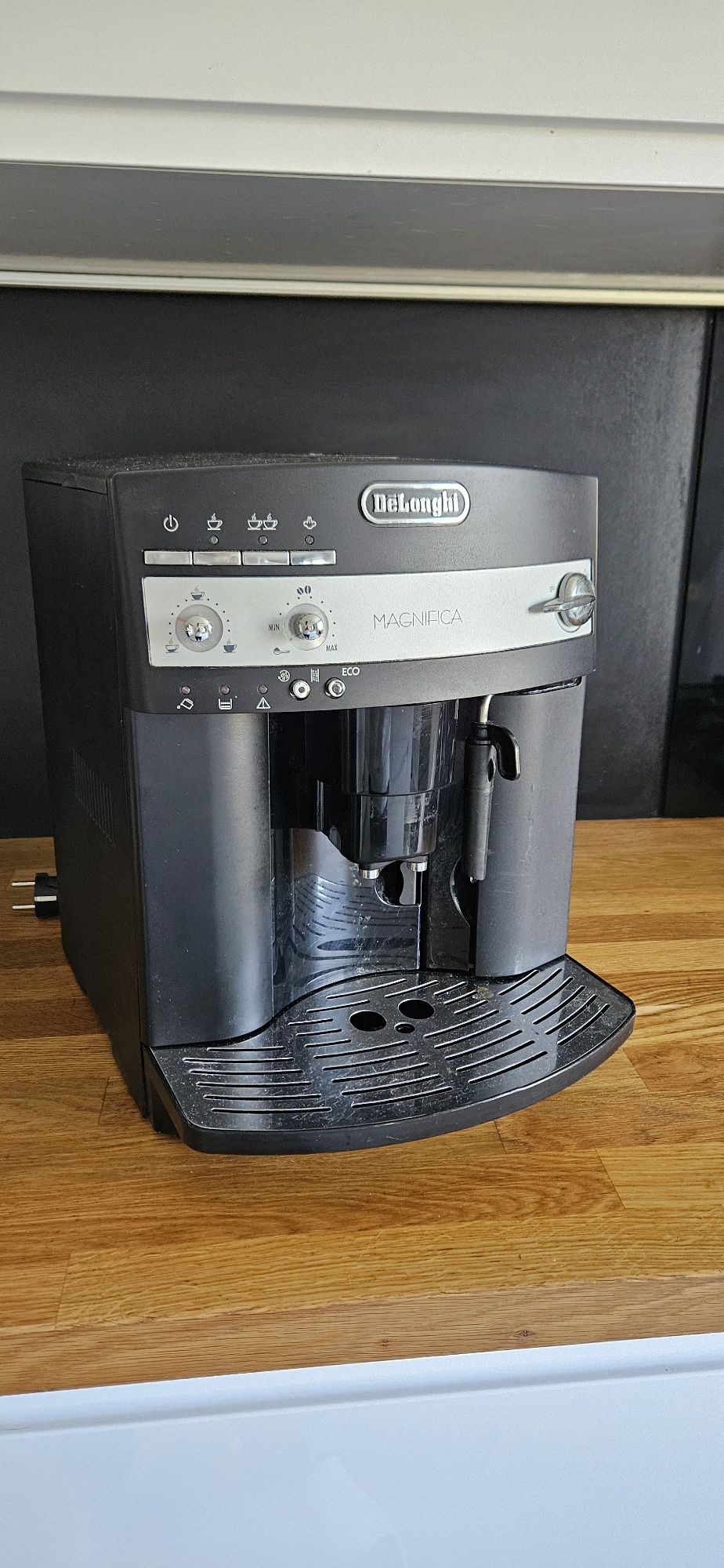 Ekspres ciśnieniowy do kawy DeLonghi Magnifica ESAM 3000.B