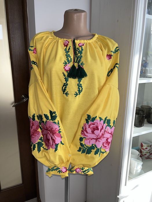 Великий розпродаж платтів і вишиванок