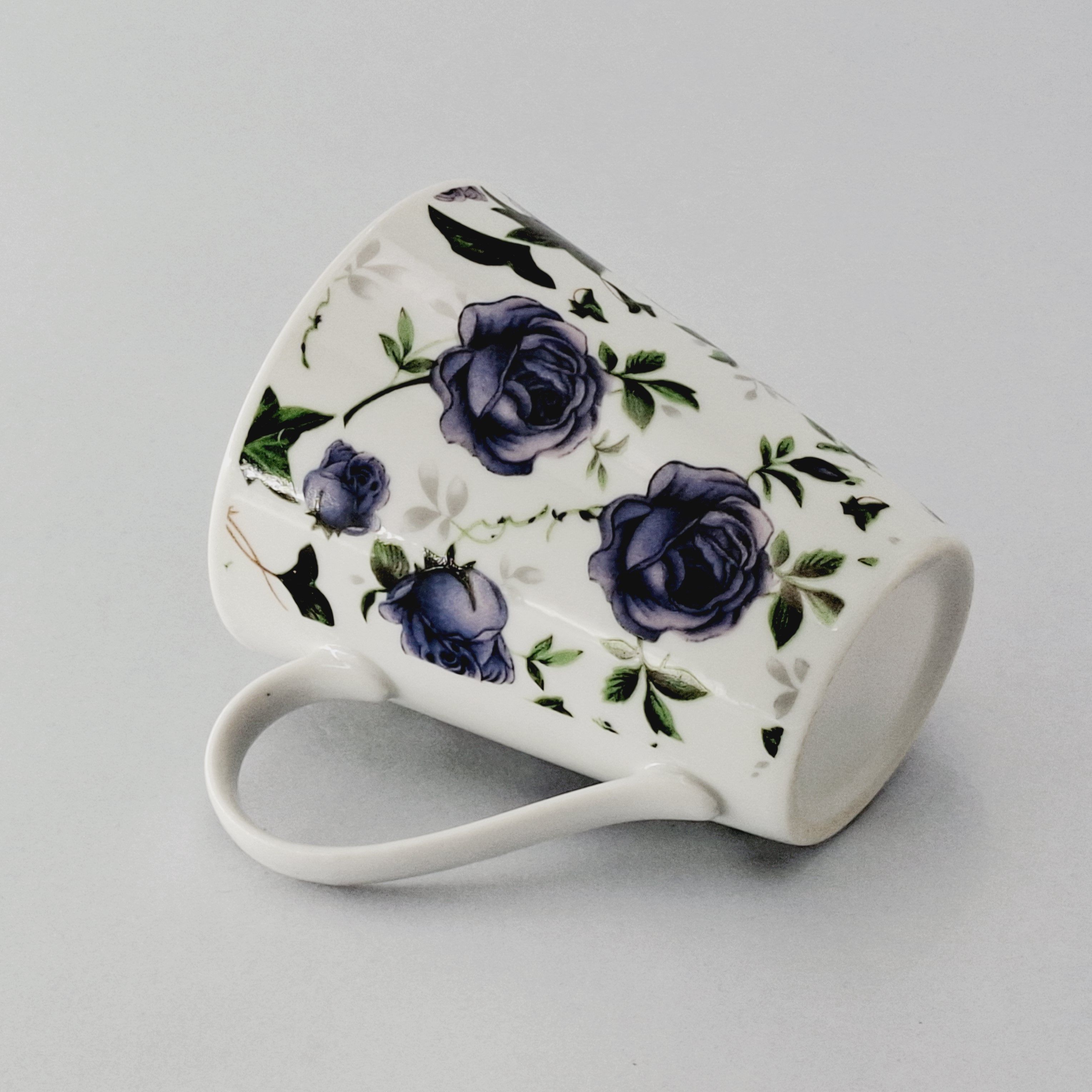 piękny kubek porcelanowy fioletowe róże kwiaty
