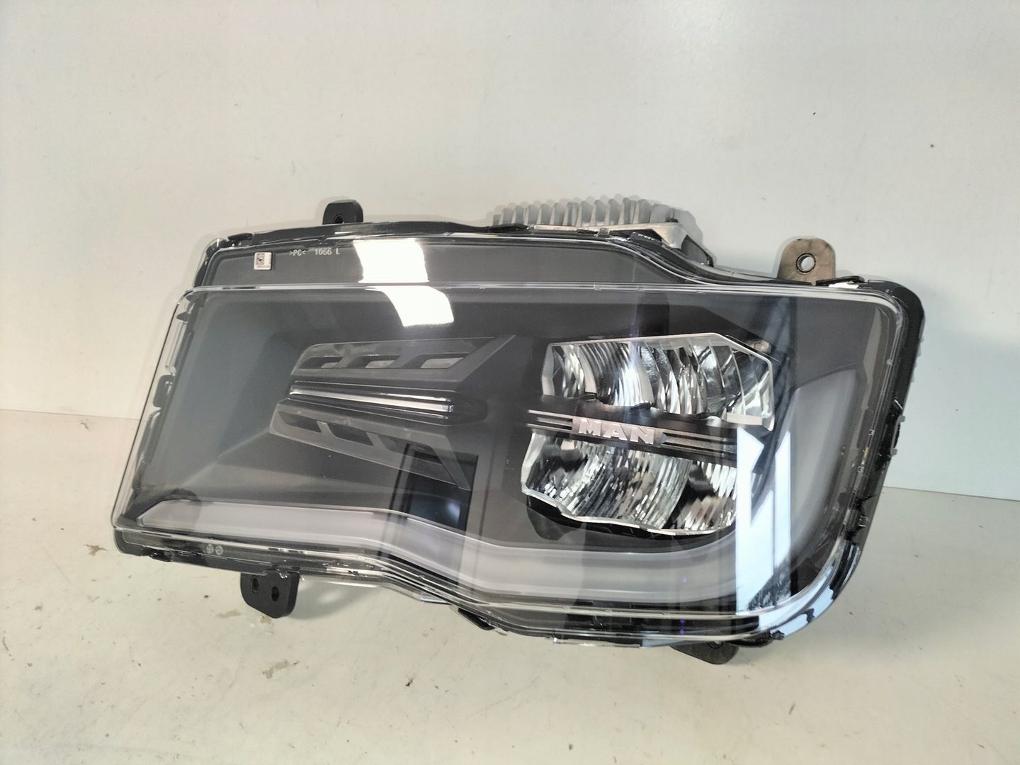 Lampa przednia reflektor lewa MAN TGX II TGS II TGL II 20- FULL LED