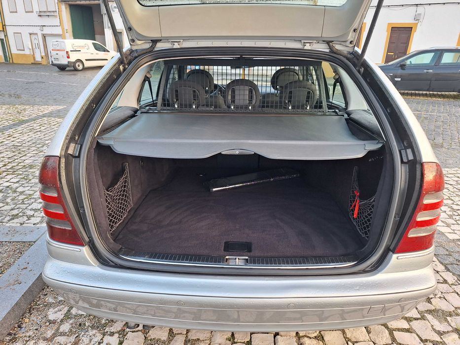 Mercedes Benz C220 CDI AUTOMÁTICA. ano 2004